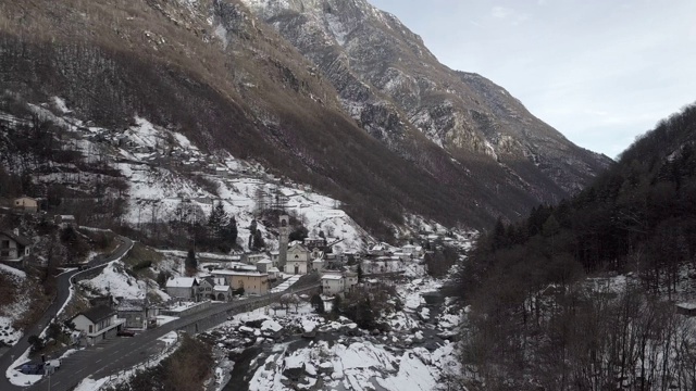 冬季瑞士拉维提佐的电影鸟瞰图。视频素材