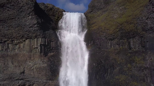 海夫斯瀑布在冰岛高地，鸟瞰图。壮观的瀑布景观在landmanalaugar峡谷。没有分级的DJI d电影般的镜头视频素材