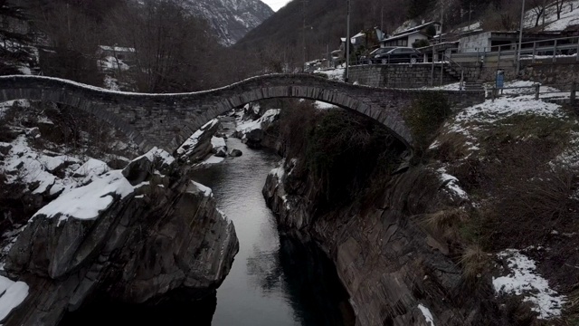 冬季瑞士拉维提佐的电影鸟瞰图。视频素材