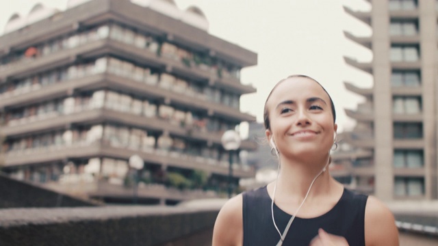 女人在城市里微笑着奔跑视频素材