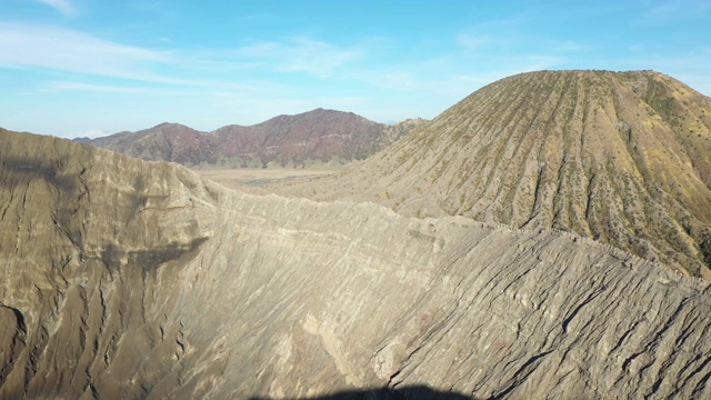 在阳光明媚的一天，从上面俯瞰巴托克山和布罗莫山，令人惊叹的鸟瞰图。布罗莫火山是印度尼西亚东爪哇的一座活火山。视频素材