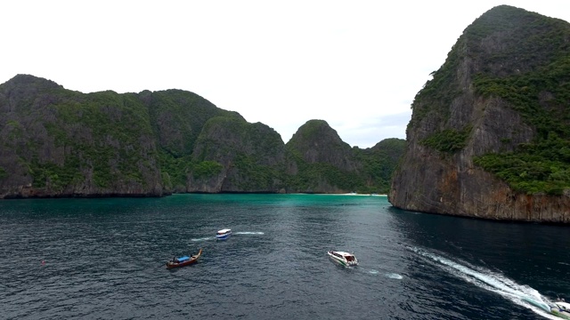 2018年6月2日，泰国玛雅湾。长尾船停泊在著名的玛雅湾和游客在海滩上视频素材