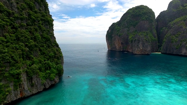 2018年6月2日，泰国玛雅湾。长尾船停泊在著名的玛雅湾和游客在海滩上视频素材