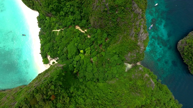 2018年6月2日，泰国玛雅湾。长尾船停泊在著名的玛雅湾和游客在海滩上视频素材