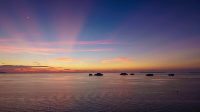 日落在海上与阳光在天空股票视频视频素材