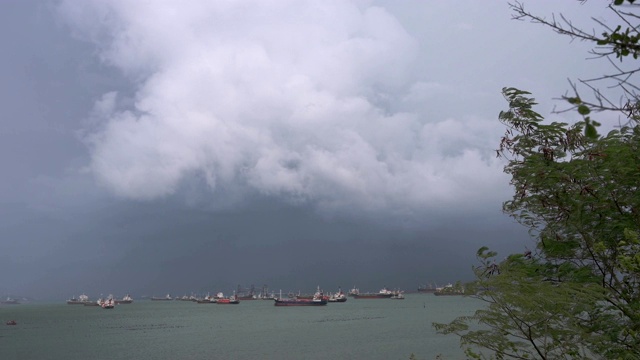 暴雨和油轮停泊在海上视频素材