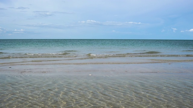 封闭的海浪在海滩平静放松4K视频。视频素材