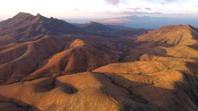 西班牙，加那利群岛，富埃特文图拉，卡登火山和火山景观望向Jandia半岛视频素材