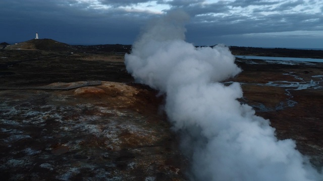 航拍拍摄，背景是冰岛的Gunnuhver温泉和Reykjanes灯塔视频素材