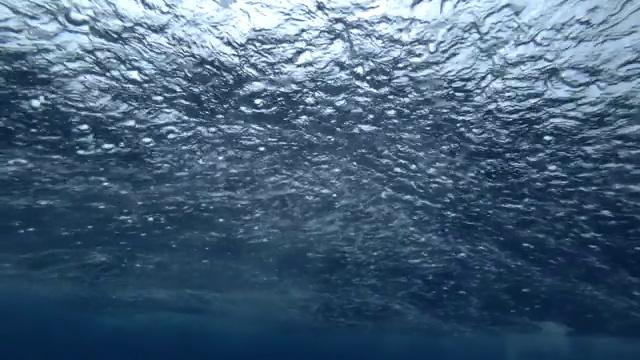 强热带暴雨在海洋，水下，印度洋，马尔代夫，亚洲视频素材