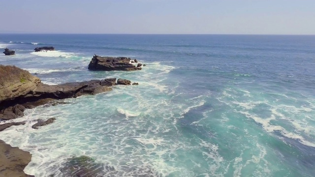 夏天碧波荡漾的大海和碧绿的稻田，风景如画视频素材