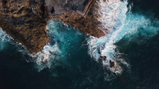 顶部鸟瞰图海浪溅在岩石背景，特内里费，加那利群岛，西班牙。视频素材