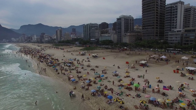 飞过巴西里约热内卢的伊帕内玛海滩视频素材