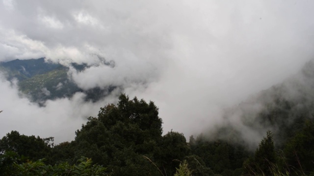 云漂浮在山顶视频下载