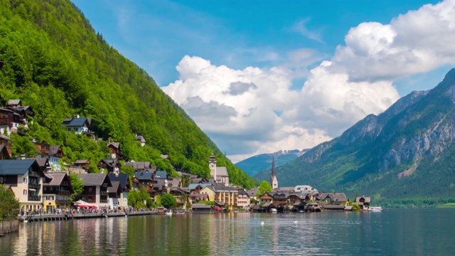 奥地利阿尔卑斯湖畔著名的哈尔斯塔特山村的时光流逝视频素材