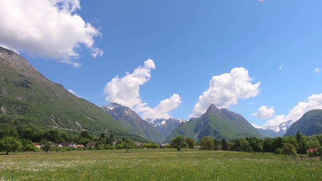 阿尔卑斯山山谷郁郁葱葱的草地。时间流逝视频下载