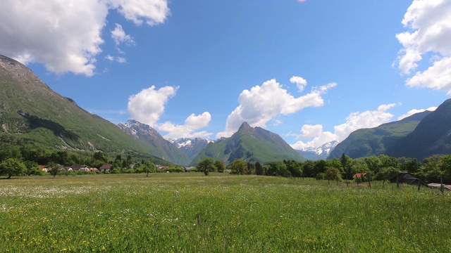 阿尔卑斯山山谷郁郁葱葱的草地。时间流逝视频素材