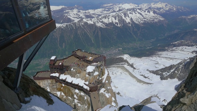 从法国Aiguille du Midi观察点出发的Chamonix度假胜地。替身拍摄视频下载