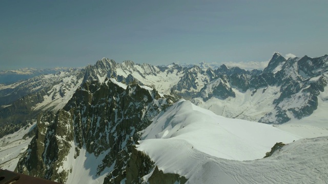 法国夏蒙尼Aiguille du Midi观测点的勃朗峰。替身拍摄视频下载