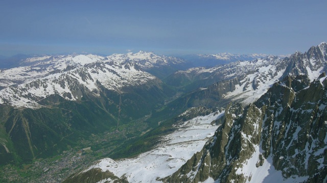 从法国Aiguille du Midi观察点出发的Chamonix度假胜地。替身拍摄视频素材