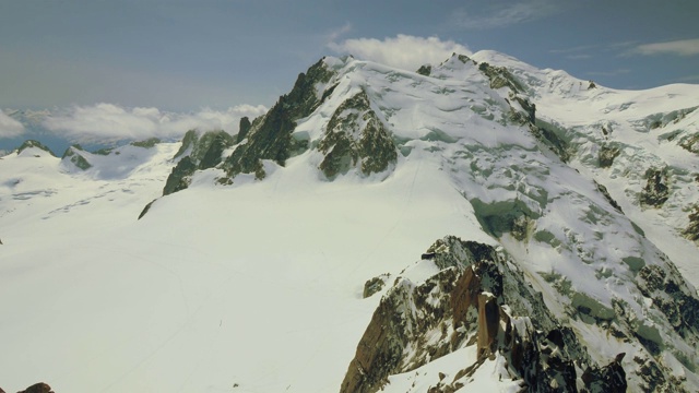 法国夏蒙尼Aiguille du Midi观测点的勃朗峰。替身拍摄视频素材