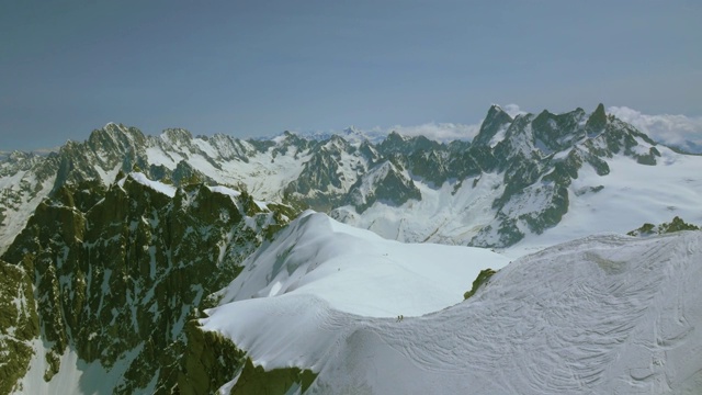 法国夏蒙尼Aiguille du Midi观测点的勃朗峰。替身拍摄视频素材