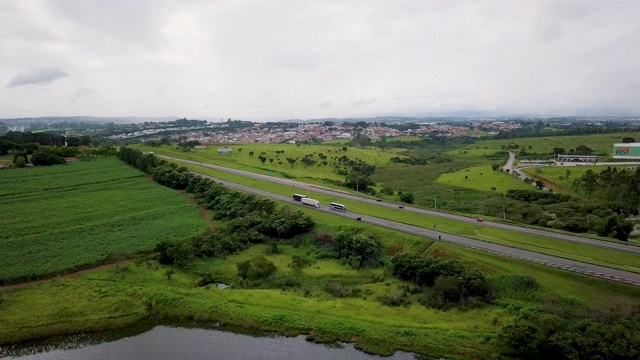 无人机鸟瞰图公路与树木视频素材