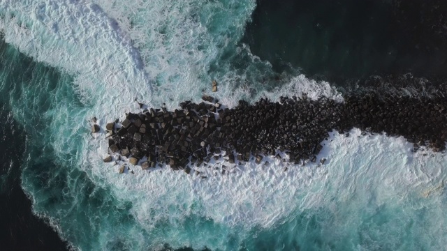 顶部鸟瞰图海浪溅在岩石背景，特内里费，加那利群岛，西班牙。视频素材