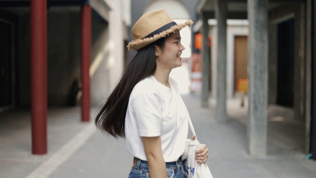 有吸引力的美丽的亚洲女人享受有趣的假期周末旅游在老城。快乐少年假日旅行生活方式。视频素材