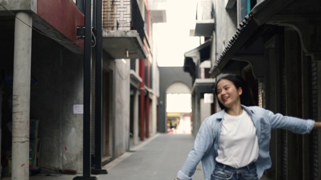 有吸引力的美丽的亚洲女孩享受有趣的假期周末旅游在老城。快乐少年假日旅行生活方式。视频素材