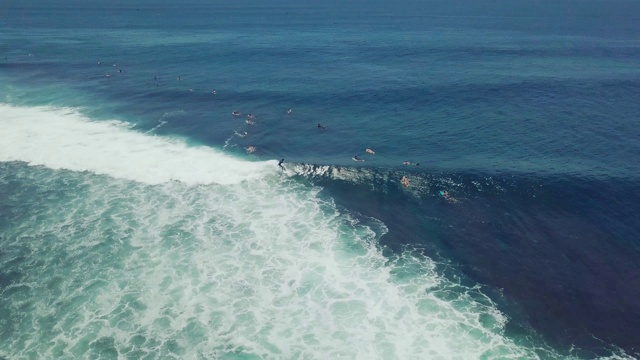 冲浪者在强大的海浪中滑行和翻滚视频素材