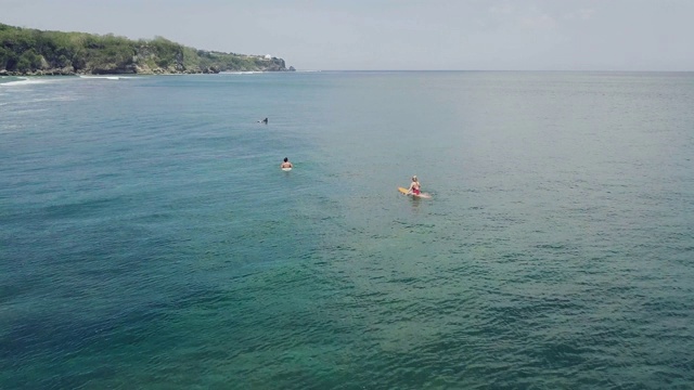 一个冲浪者在夏季的海洋中乘风破浪的电影鸟瞰图视频素材