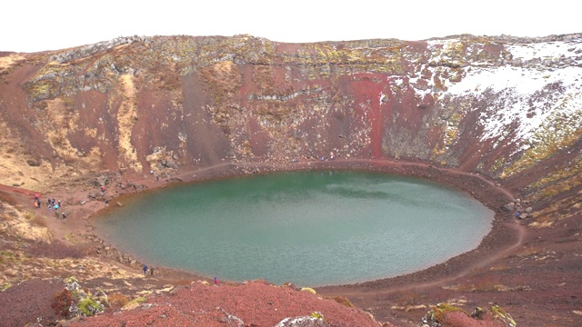 克里德湖是一个火山口湖或火山湖，在冰岛的火山火山口。不寻常的红土，类似于火星的景观。视频素材