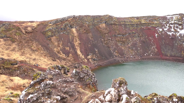 克里德湖是一个火山口湖或火山湖，在冰岛的火山火山口。不寻常的红土，类似于火星的景观。视频素材