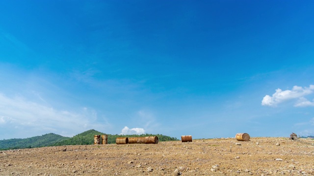 生锈的油桶在山上与蓝天背景，时间流逝视频视频素材