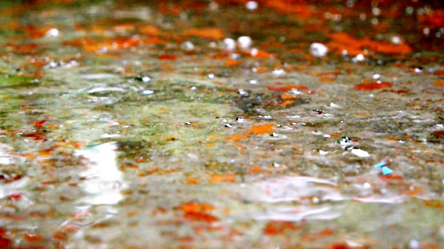 在雨天，水滴落在混凝土表面视频素材