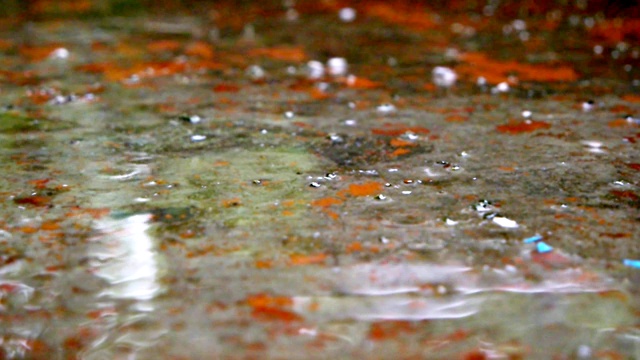 雨滴落在水泥地板上视频素材