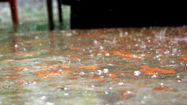 院子里下着倾盆大雨。视频素材