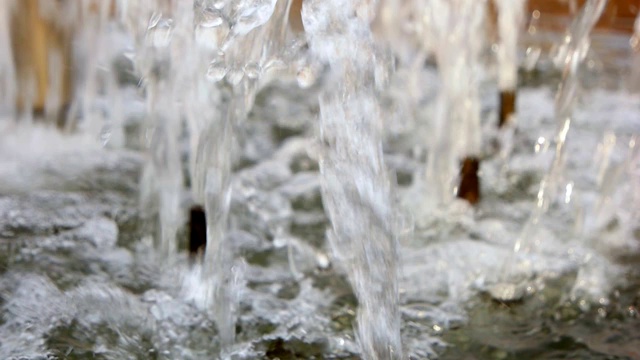 从城市喷泉的水射流中缓缓涌出的水流视频素材