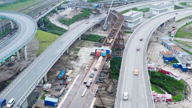 航拍的建设一个新的高速公路通过前工业区视频素材