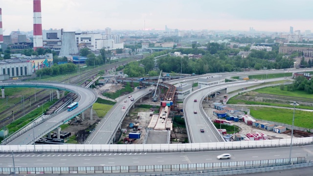 航拍的建设一个新的高速公路通过前工业区视频素材