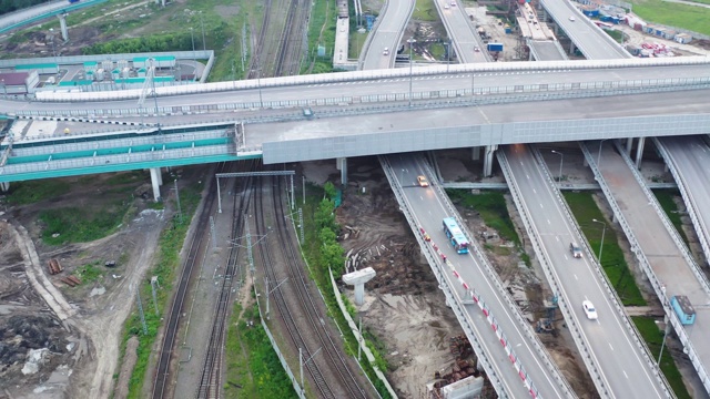 航拍的建设一个新的高速公路通过前工业区视频素材