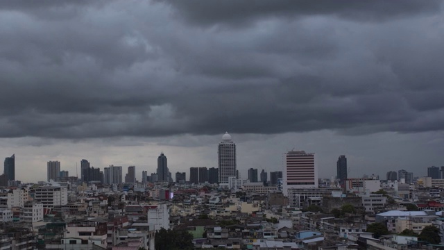 4K分辨率视频时间推移的暴风雨和乌云风暴曼谷天空，泰国。从左到右平移视频素材