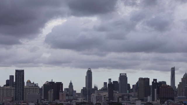 4K分辨率视频时间推移的暴风雨和乌云风暴曼谷天空，泰国。从左到右平移视频素材