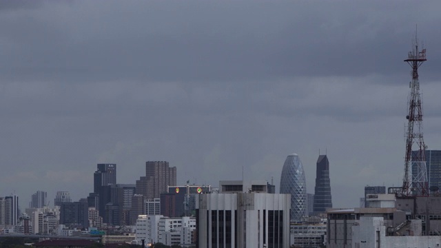 4K分辨率视频时间推移的暴风雨和乌云风暴曼谷天空，泰国。从左到右平移视频素材