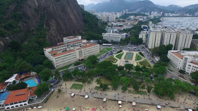 鸟瞰图的Praia Vermelha(红海滩)在里约热内卢de Janeiro，巴西视频素材