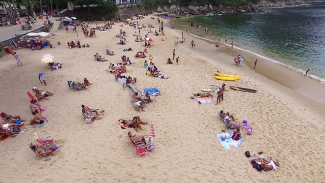 鸟瞰图的Praia Vermelha(红海滩)在里约热内卢de Janeiro，巴西视频素材