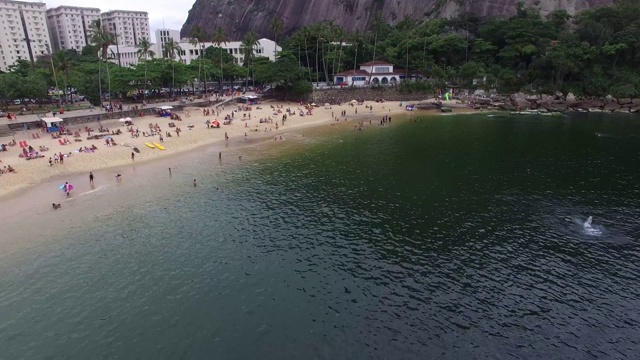 鸟瞰图的Praia Vermelha(红海滩)在里约热内卢de Janeiro，巴西视频素材