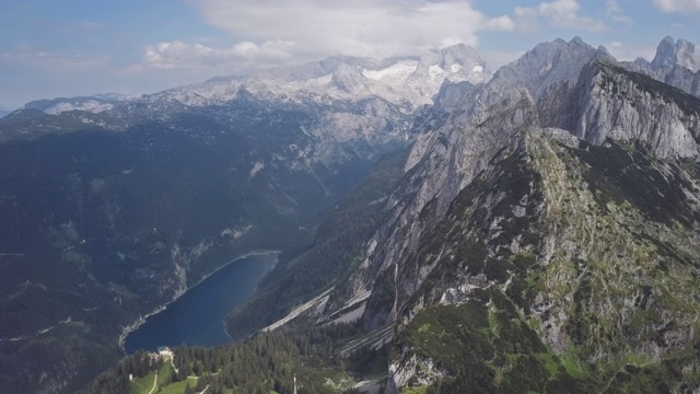 Gosaukamm和Dachstein massif的鸟瞰图，Gosau湖，Salzkammergut，上奥地利。视频素材