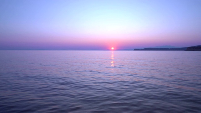 在夕阳西下的爱琴海上航行，从希腊岛上的游轮上看到美丽的景色视频素材